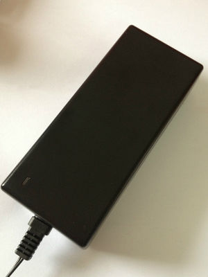 Adattatore da tavolino ad alta tensione di potere con il connettore di CA IEC8/IEC14, 50Hz/60Hz